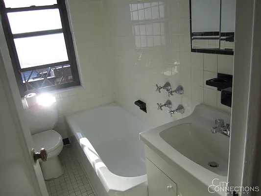 Rented by City Connections Realty | media 27