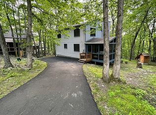 2295 Southport Dr, Bushkill, PA 18324