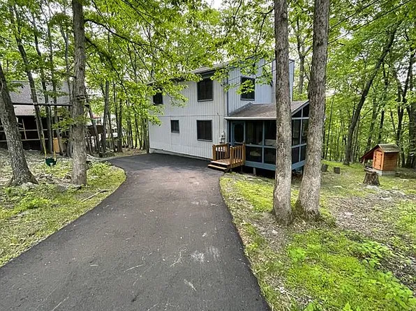 2295 Southport Dr, Bushkill, PA 18324