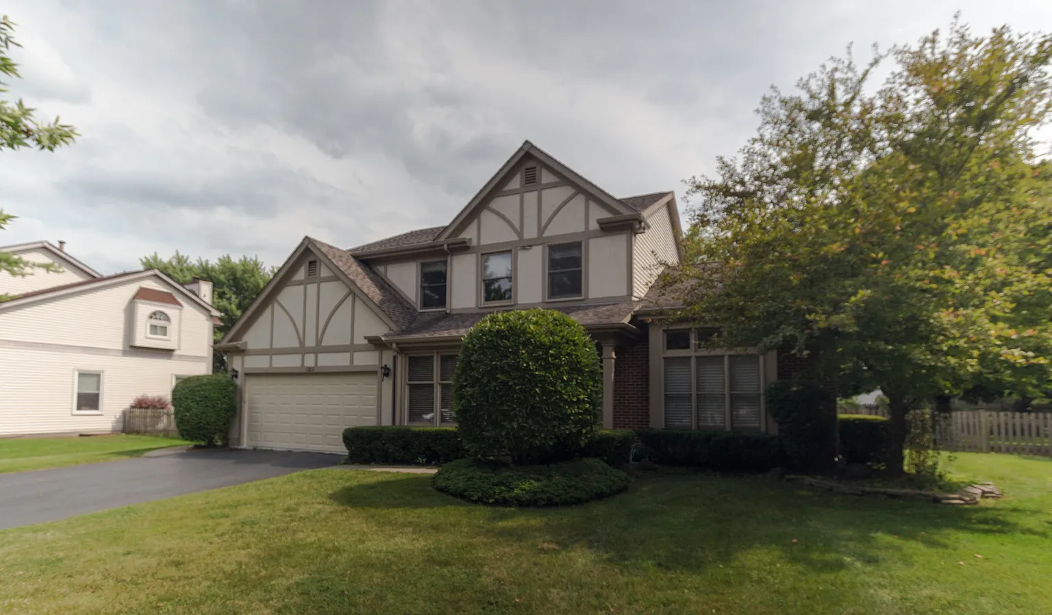 1202 Sandhurst Dr photo 1
