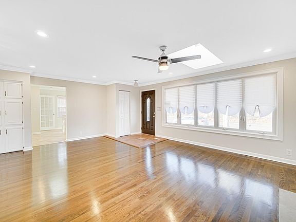 4th image of 5037 White Oak Ave