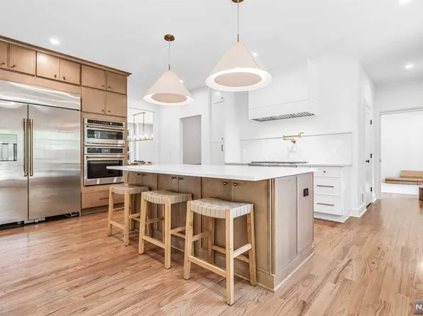 28 Drake Ln, Upper Saddle River, NJ 07458