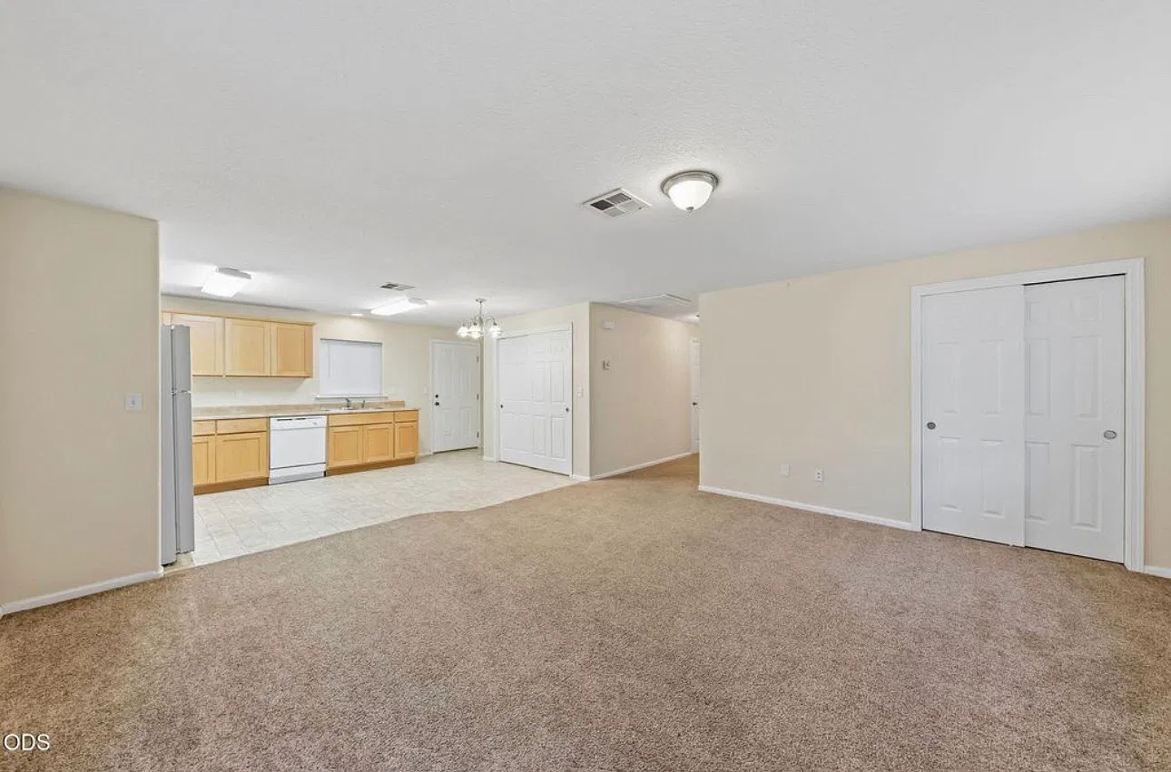 3 bed, 1232 sqft, $2,100 — Photo 2