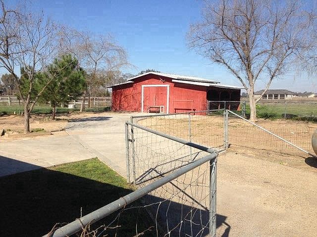 Rear yard and barn 