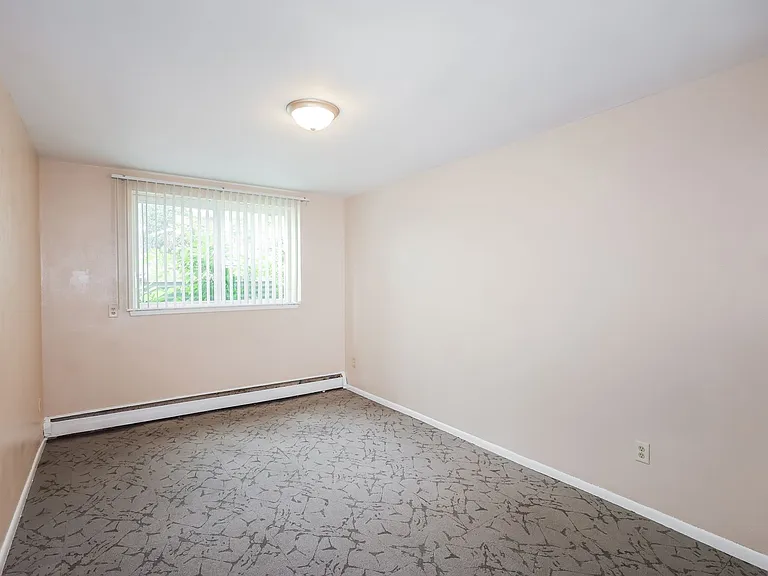 1015 York Ave — Photo 13