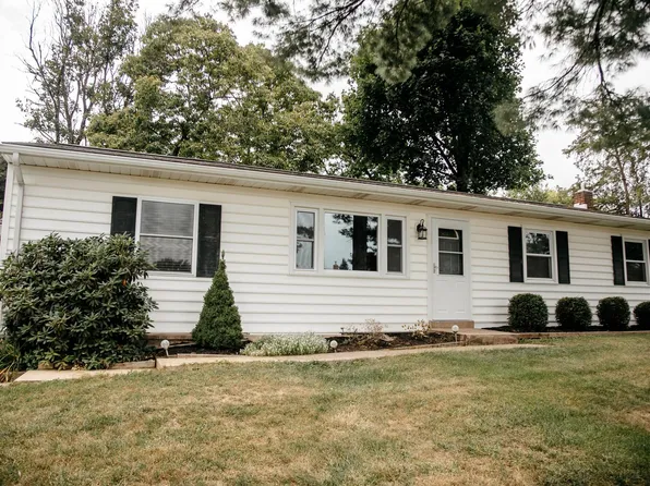 7689 Dove Dr, Harrisburg, PA 17112
