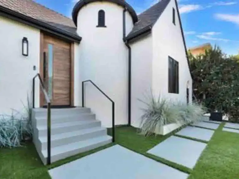 8702 Dorrington Ave — Photo 3