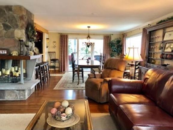 3rd image of 3712 Maplehurst Dr