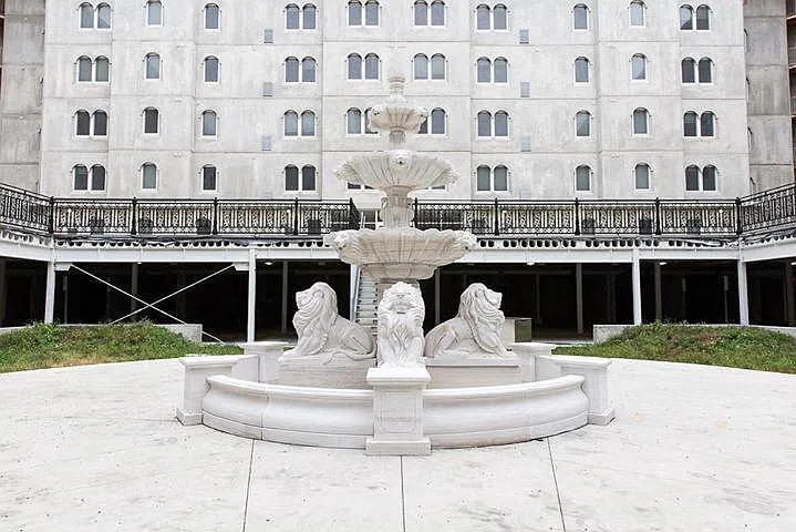 Grand Castle Apartments — Photo 1