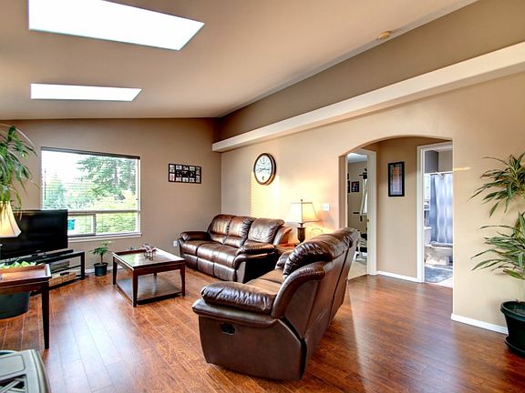 3rd image of 727 Sunny Ln