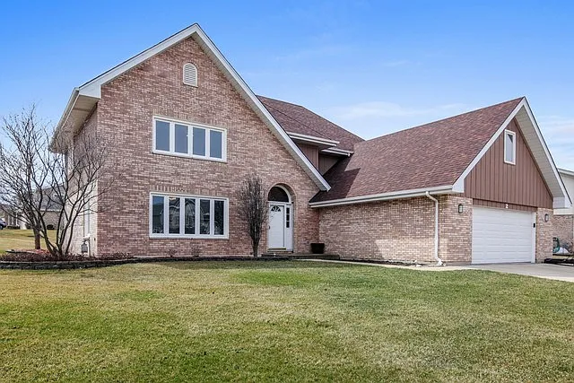 2 Mayfair Ct photo 1