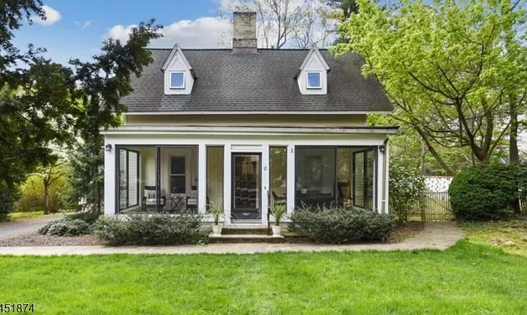 8 Franklin Pl — Photo 1