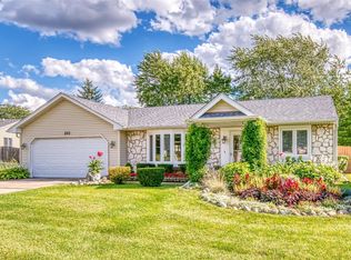 885 Hunter Dr, Roselle, IL 60172