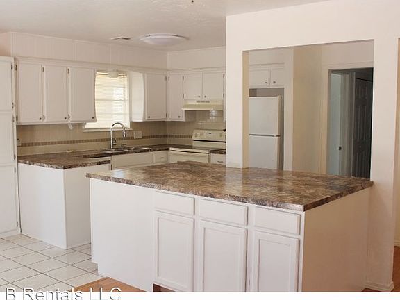4th image of 2613 NE Lake Ave