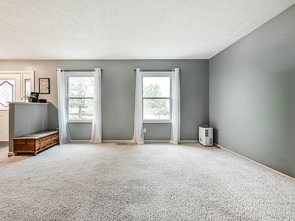 5th image of 909 Farmview Ln