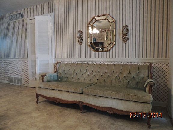 4th image of 1826 Lyndale Dr
