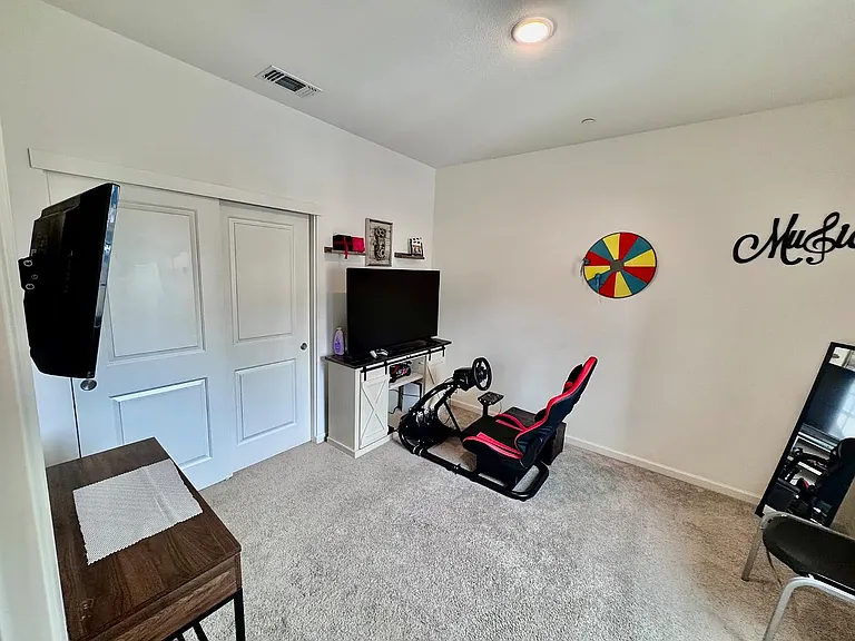 Guest bed/office/gaming room