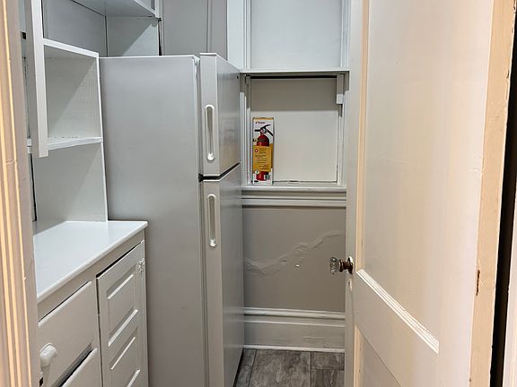 Walk in pantry!