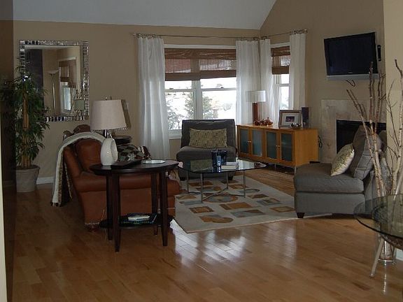 Vaulted Greatroom w/ attrium door to decks & patios