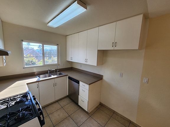 4th image of 530 Palm Dr APT 205