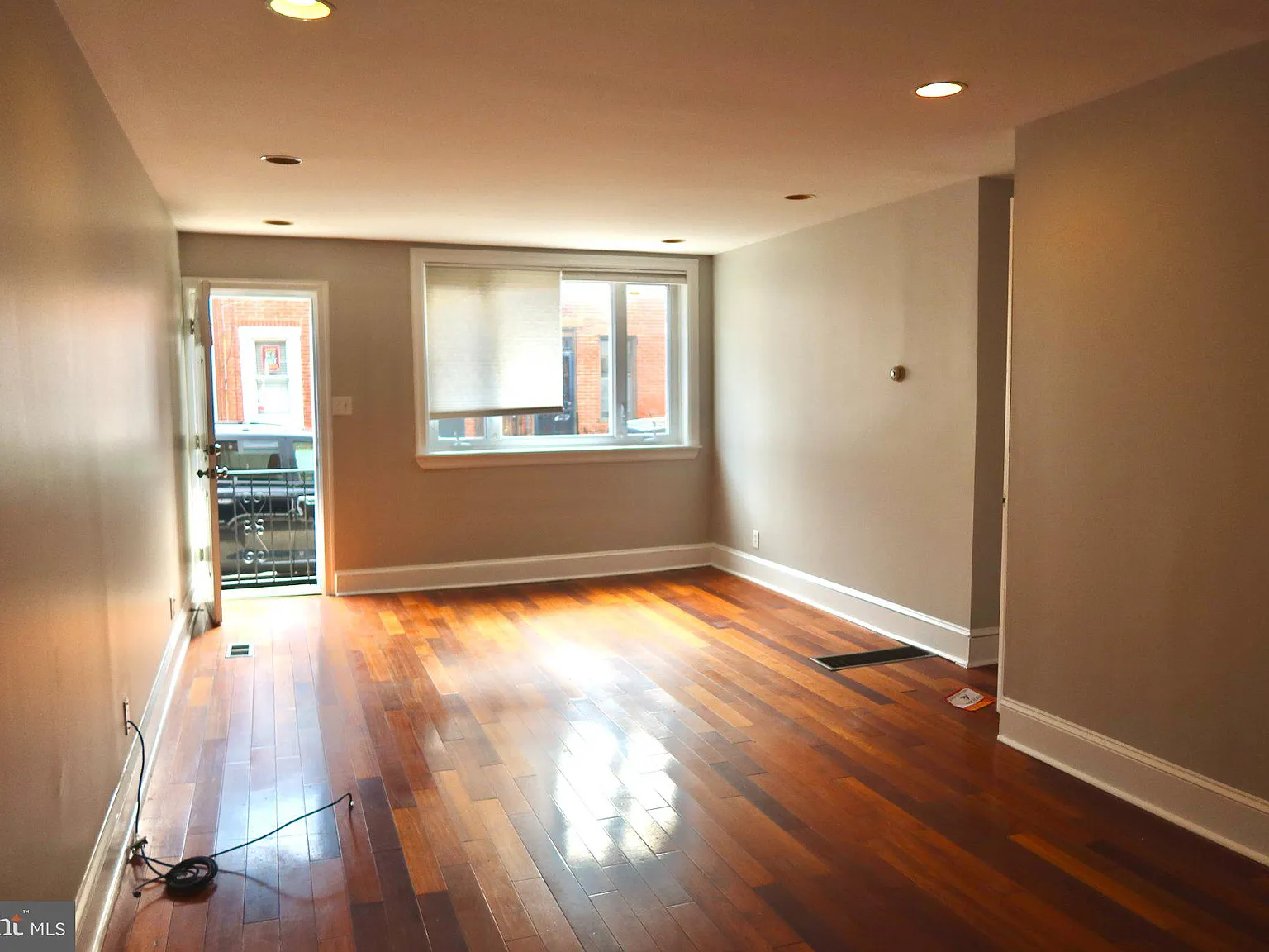 2 bed, 1.5 bath, 864 sqft, $2,100 — Photo 3