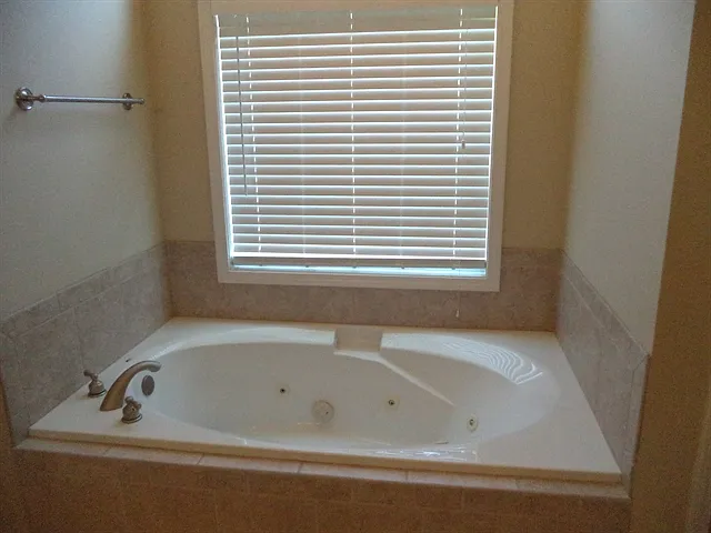 3212 Rolling Hills Ln — Photo 10