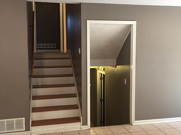 Split level 3br/2ba top & 2br/laundry bottom