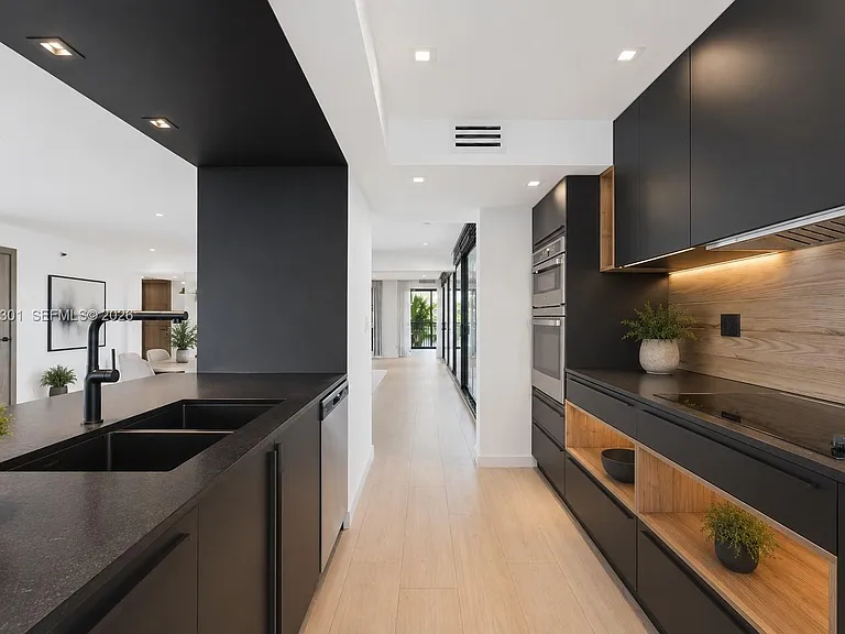 801 N Venetian Dr #308 — Photo 3