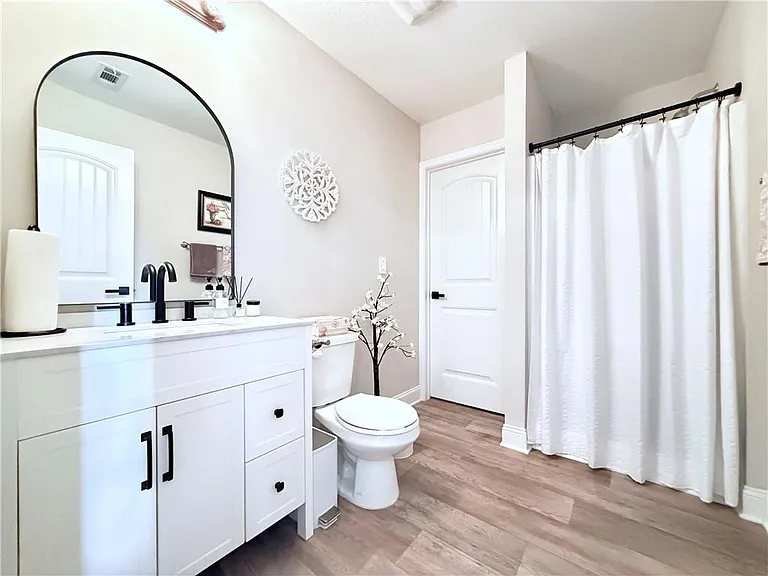 138 Livingston Ct — Photo 18
