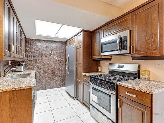 4th image of 1210 N Isle Royal Cir