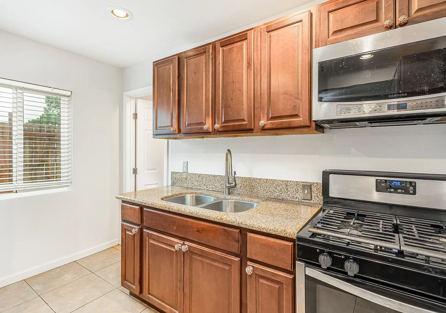 Large Yard! Must see 3bed 2bath Fontana home!! — Photo 1