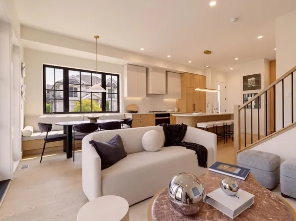 3185 Vine St #1, Vancouver, BC V6K 3L6
