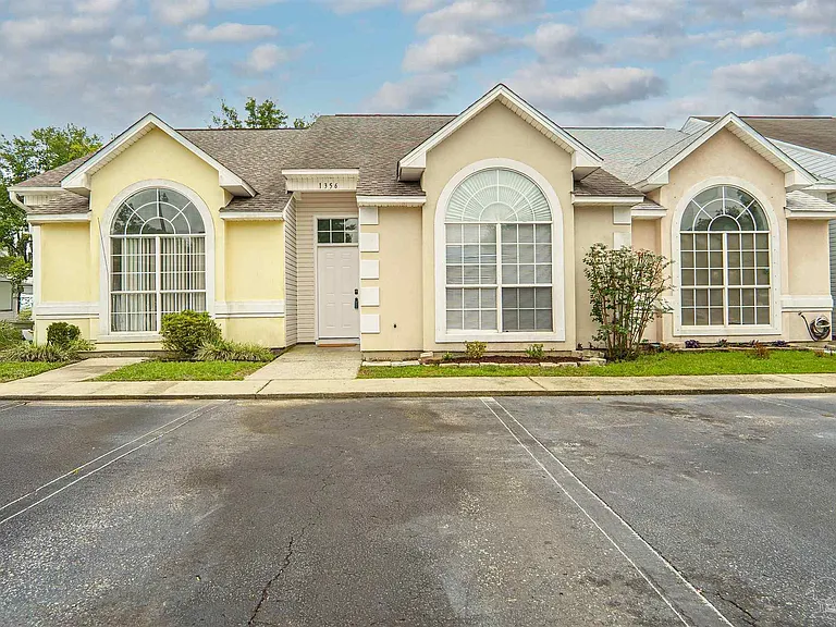 1356 Redwood Ln — Photo 2