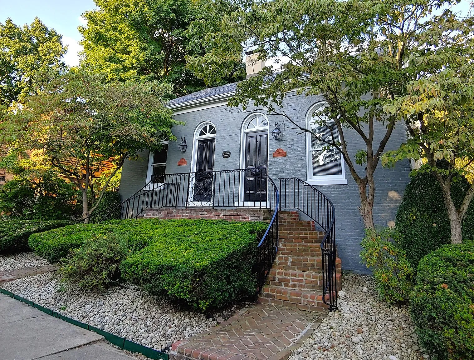 Charming Double on a Quiet Street — Photo 3
