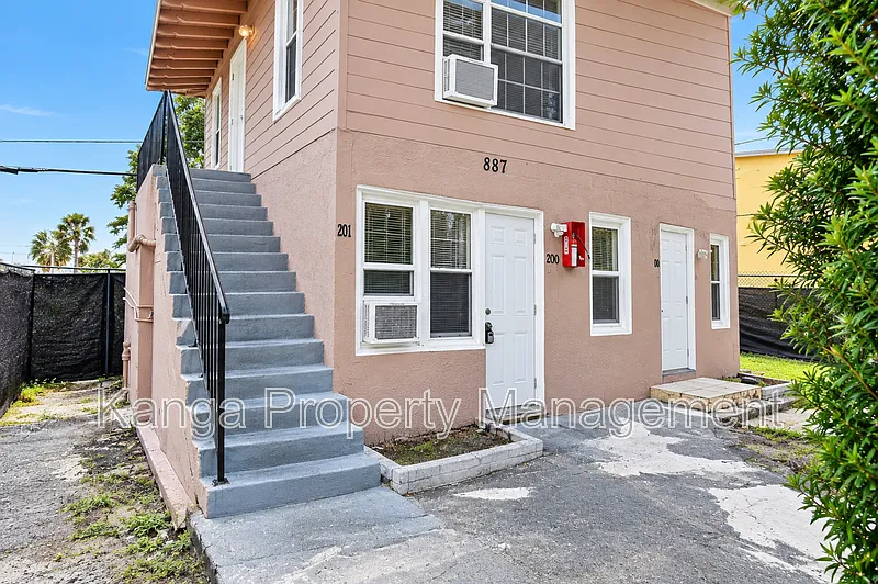 2 bed, 1.0 bath, 900 sqft, $1,695 — Photo 1