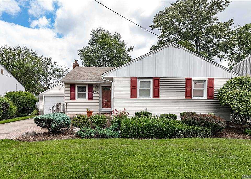 1st image of 909 Maple Ln