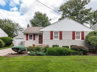 909 Maple Ln, East Meadow, NY