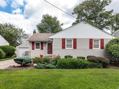 909 Maple Ln, East Meadow, NY, 11554