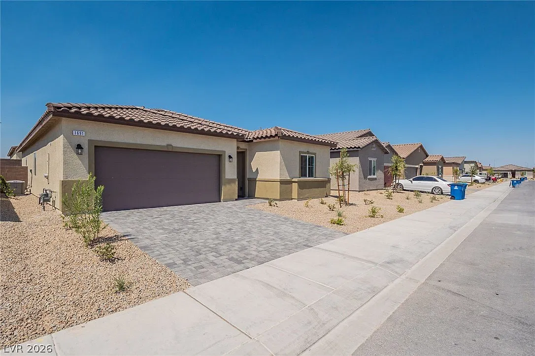 4 bed, 2.0 bath, 1824 sqft, $2,400 — Photo 2