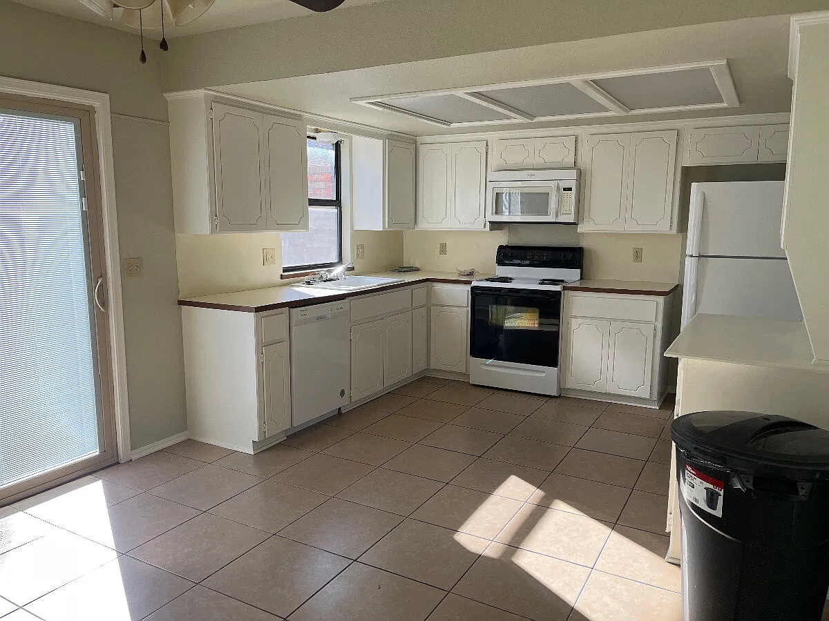 2 bed, 2.5 bath, 1360 sqft, $1,295 — Photo 4