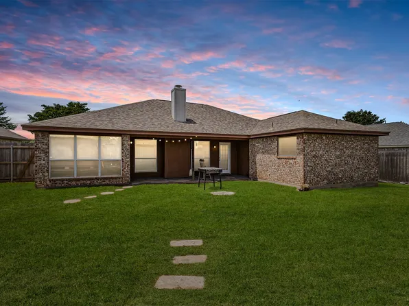 1012 High Crest Dr, Azle, TX 76020