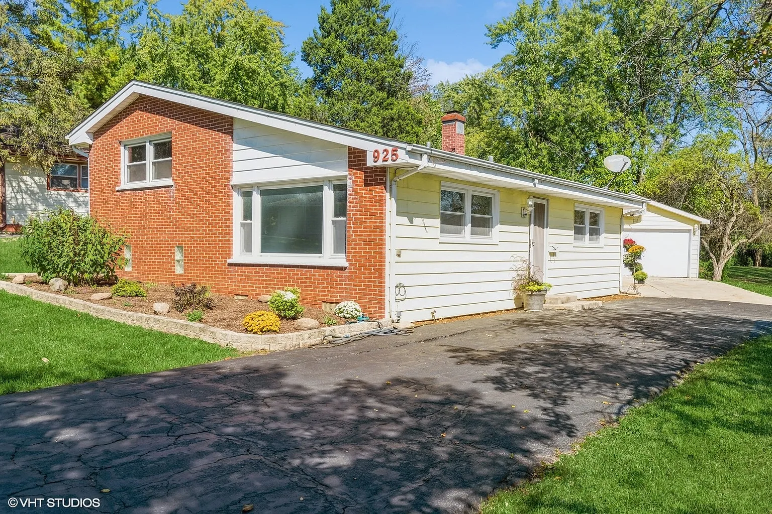 925 Noel Dr photo 1