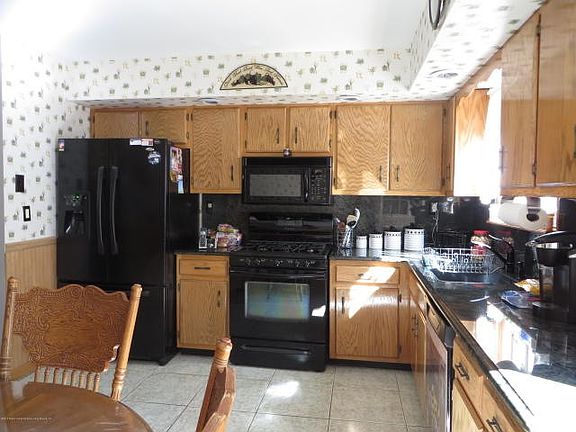 5th image of 238 Carlyle Grn