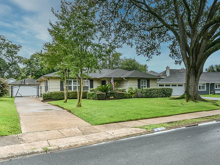 906 Bay Oaks Rd — Photo 2
