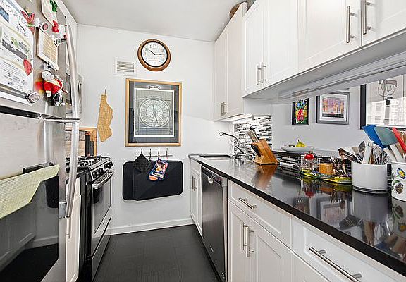 5th image of 30 W 61st St APT 16B