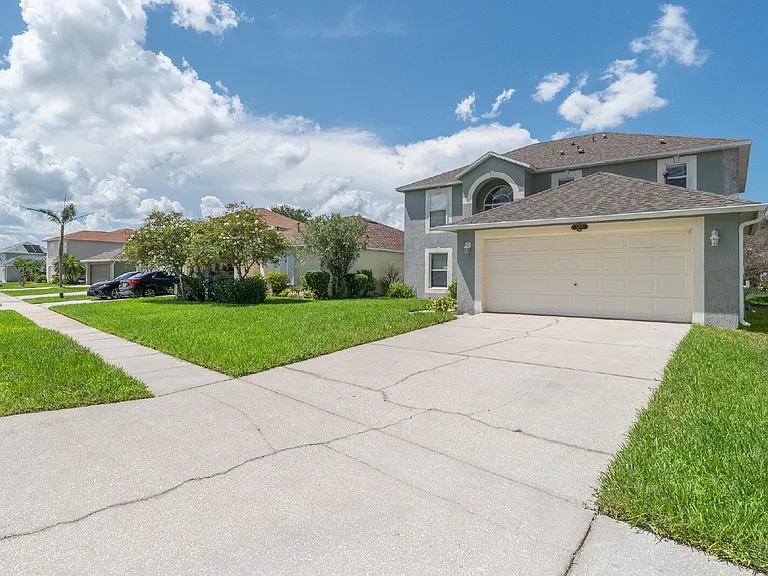 2081 Brookshire Cir — Photo 2