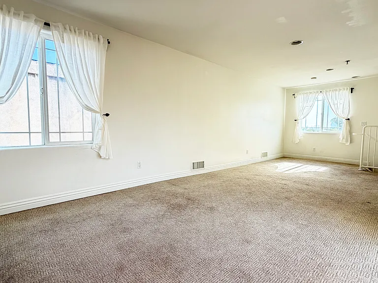 5132 Maplewood Ave #305 — Photo 15