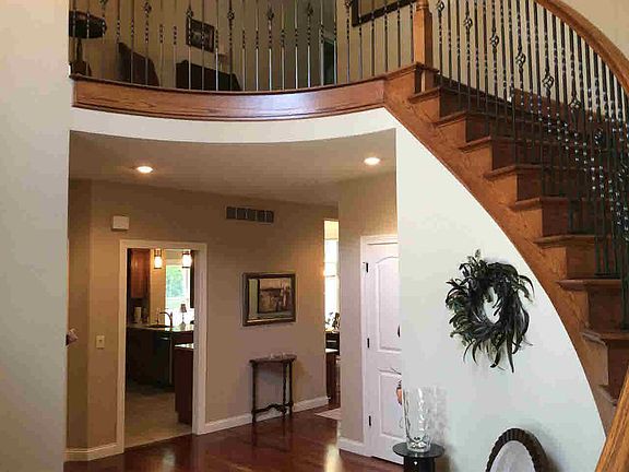 4th image of 1 College Hill Ct