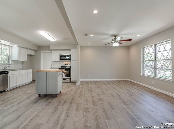 3rd image of 5546 Beech Valley St