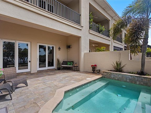 3rd image of 1008 PASEO DEL RIO NE